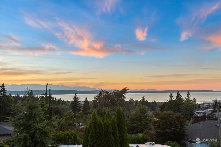 Property Photo:  730  Laurel Street  WA 98020 
