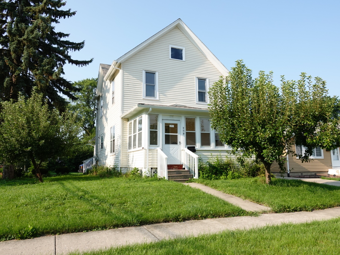 Property Photo:  900 Spruce Street  IL 60506 