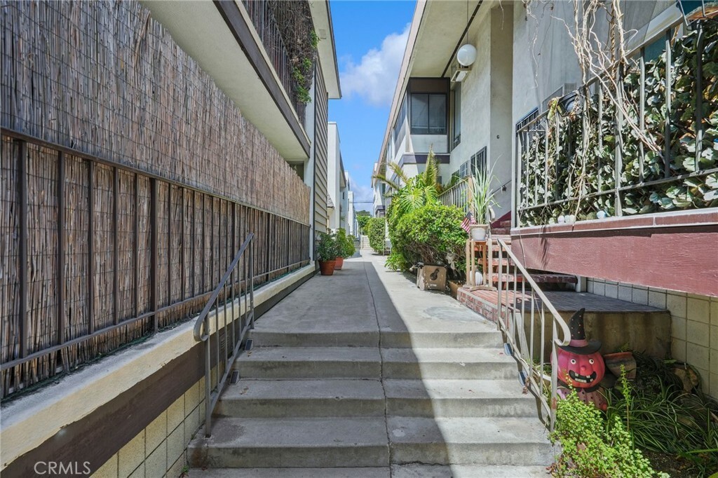 Property Photo:  615 E Olive Avenue C  CA 91501 