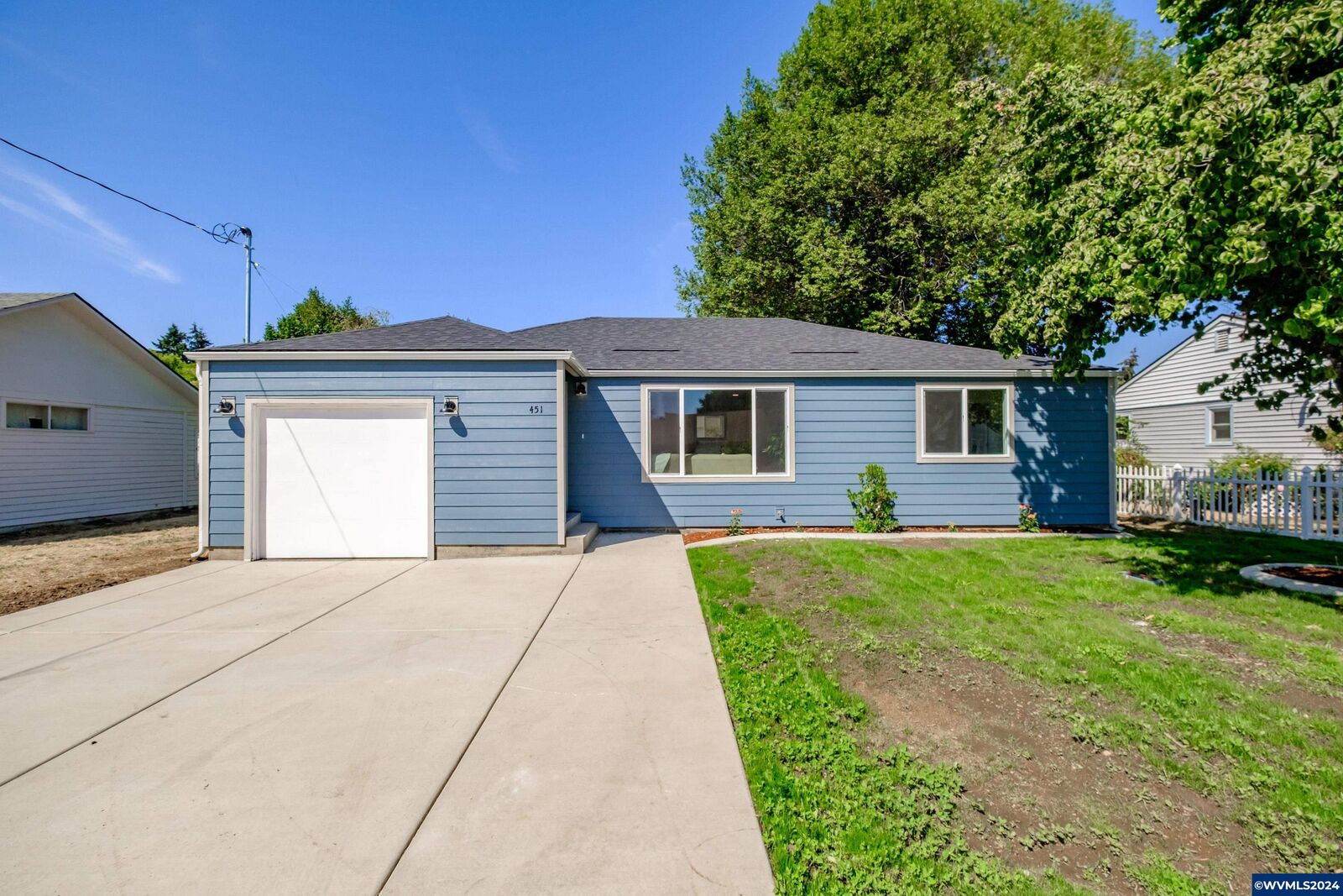 Property Photo:  451 W D St  OR 97355 