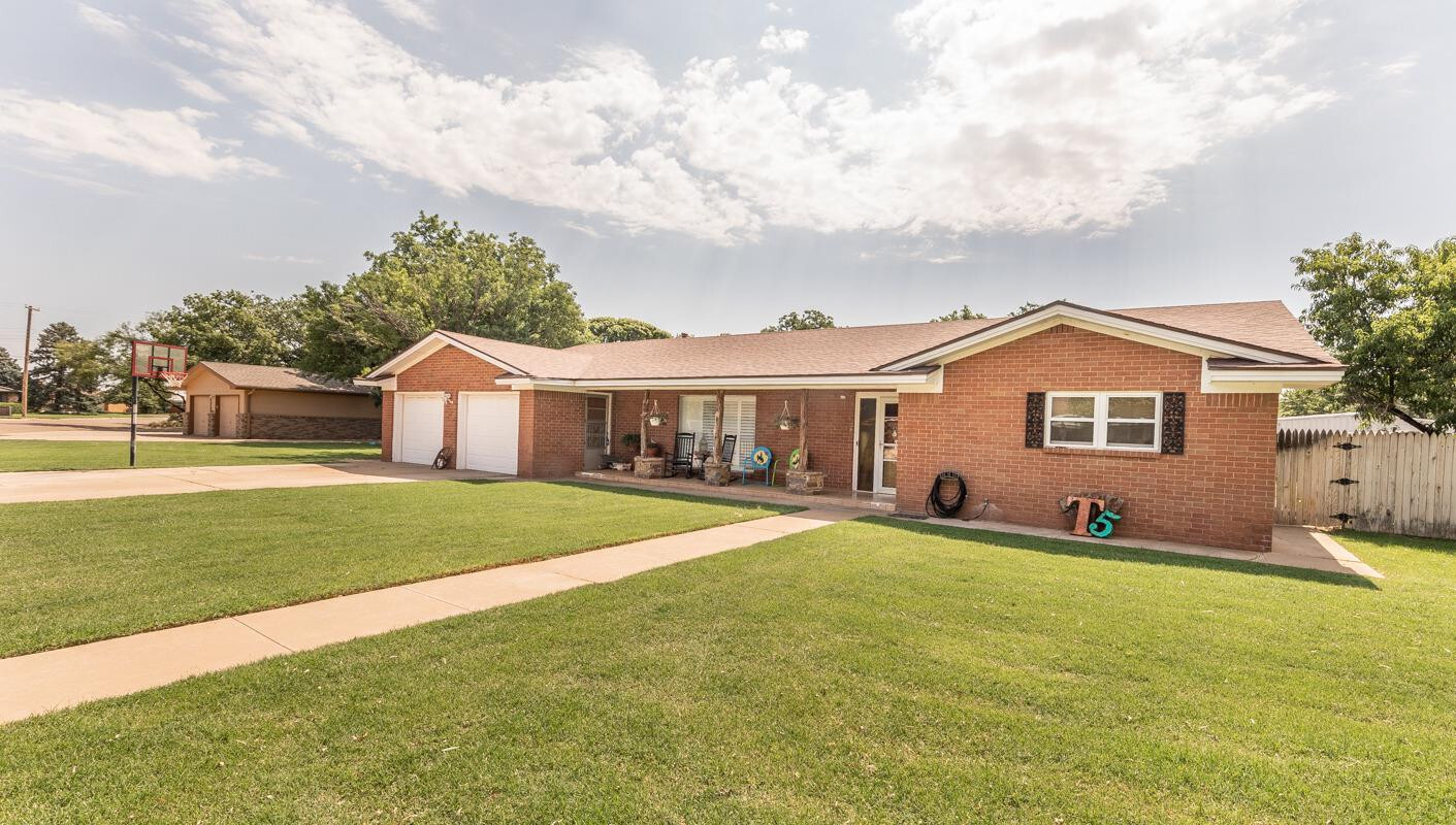 Property Photo: 1610 Ave G TX 79311