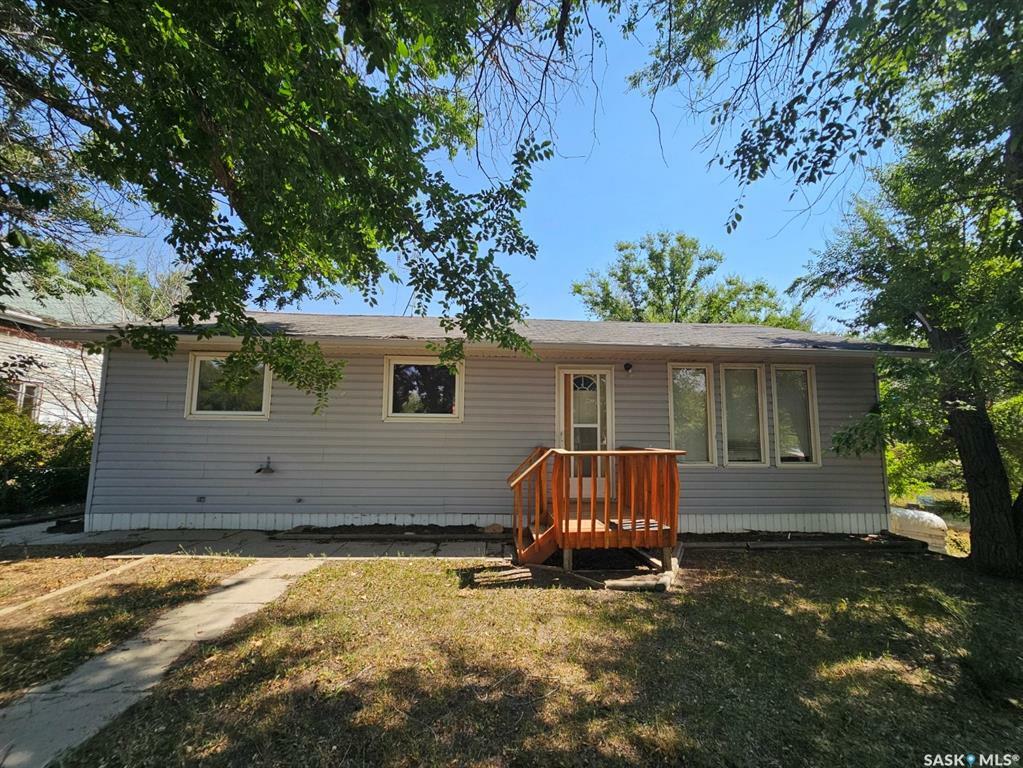 Property Photo:  132 2nd Street E  SK S0H 2W0 