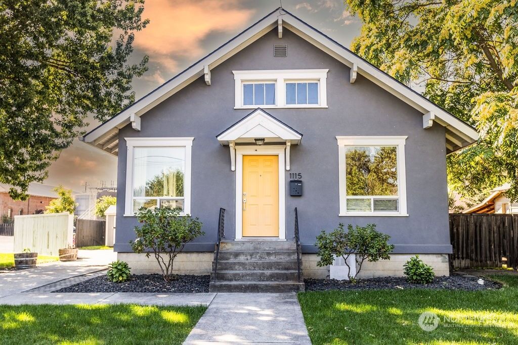 Property Photo:  1115 W Pine St  WA 99362 