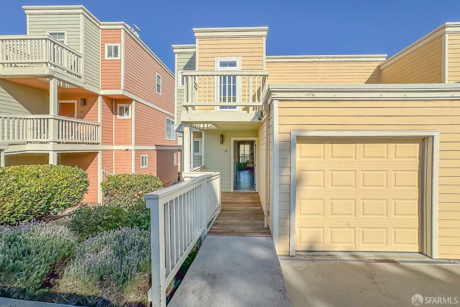 Property Photo:  118 Jerrold Avenue  CA 94124 