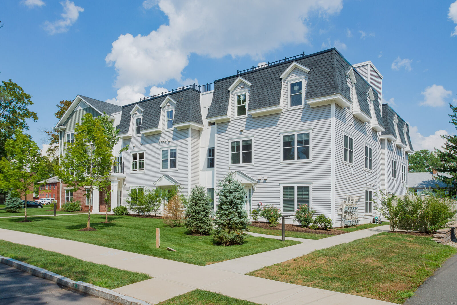 Property Photo:  2 Bishop Road Apt 303  CT 06119 