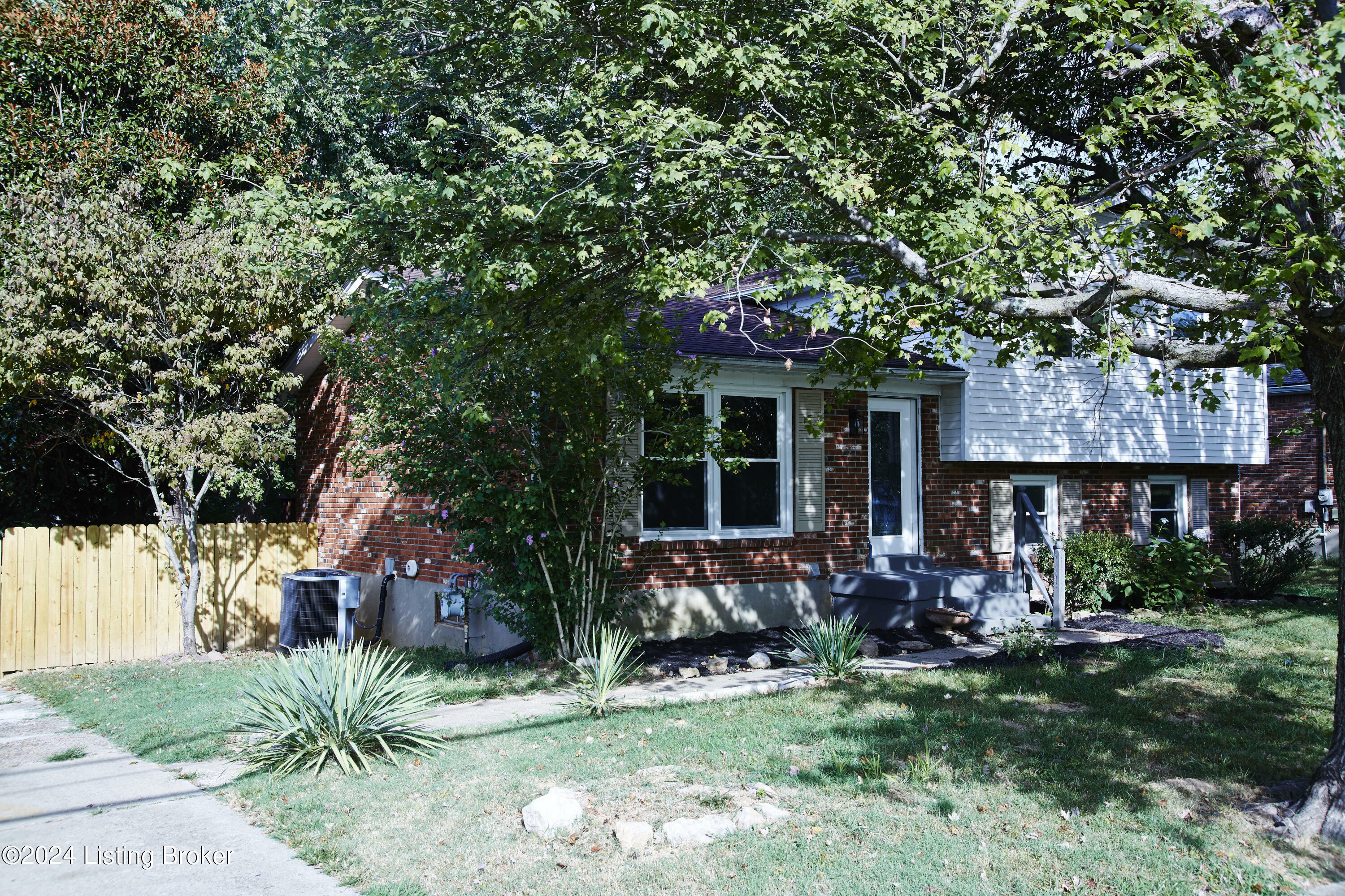 Property Photo:  5306 Sprigwood Ln  KY 40291 