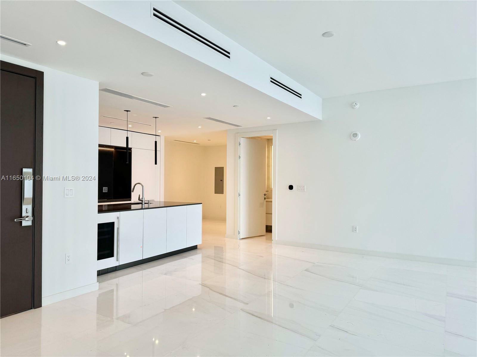 Property Photo:  300 Biscayne Blvd Way 1103  FL 33131 