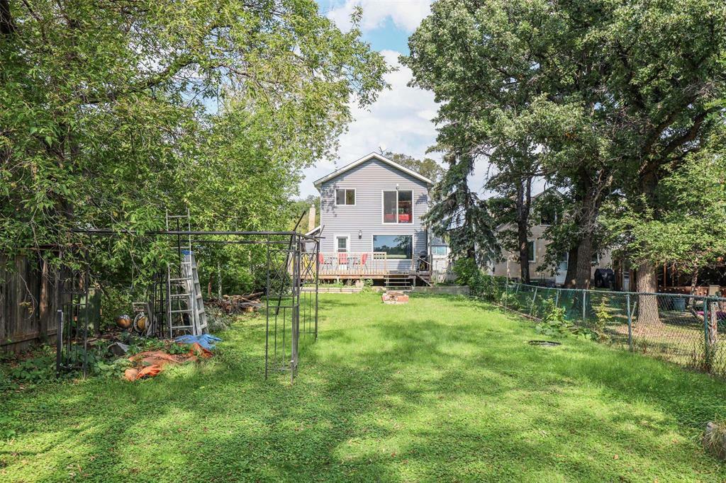 Property Photo:  836 Jubilee Avenue  MB R3L 1P9 