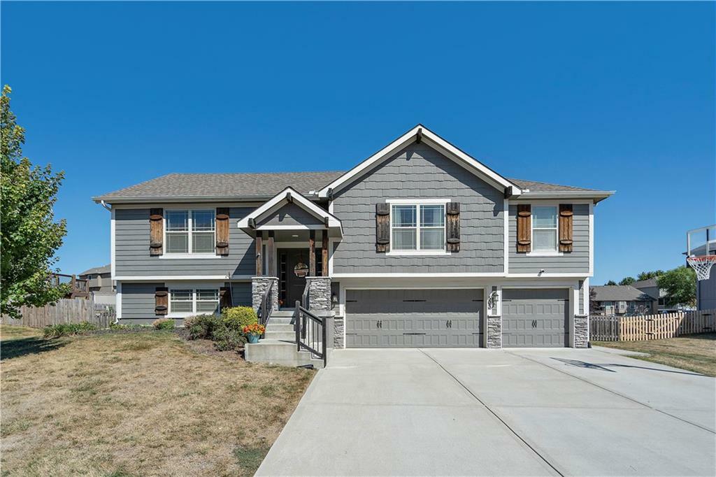 Property Photo: 503 Chisam Road MO 64060