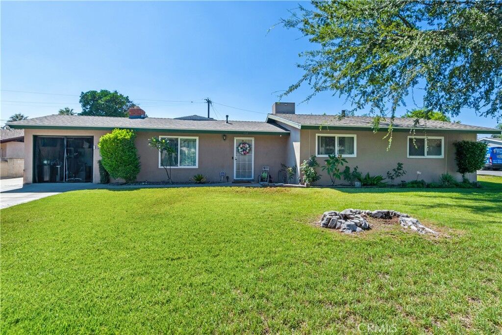 Property Photo: 966 N Orange Avenue CA 92376