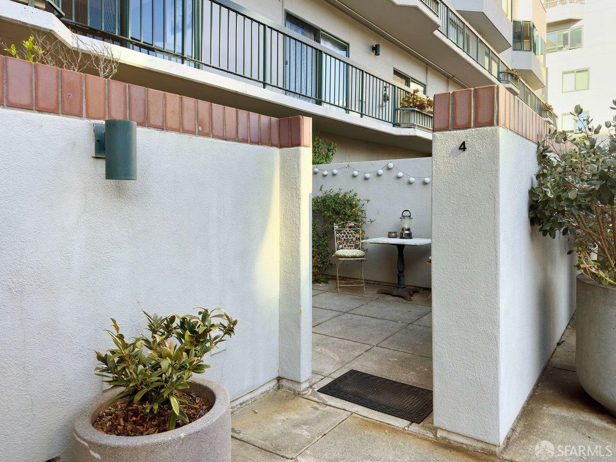 Property Photo:  601 Van Ness Avenue 4  CA 94102 