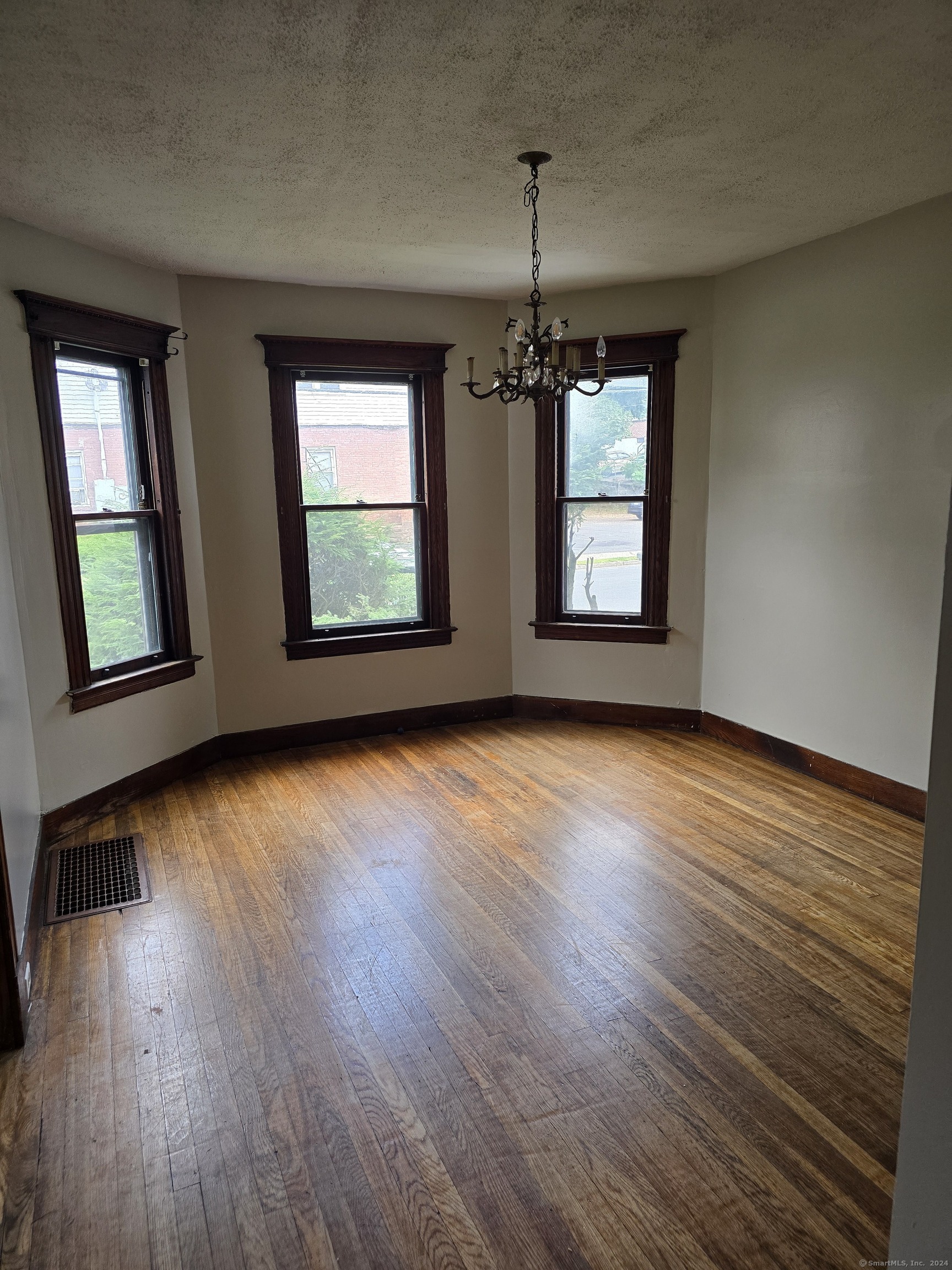 Property Photo:  174 South Whitney Street  CT 06105 