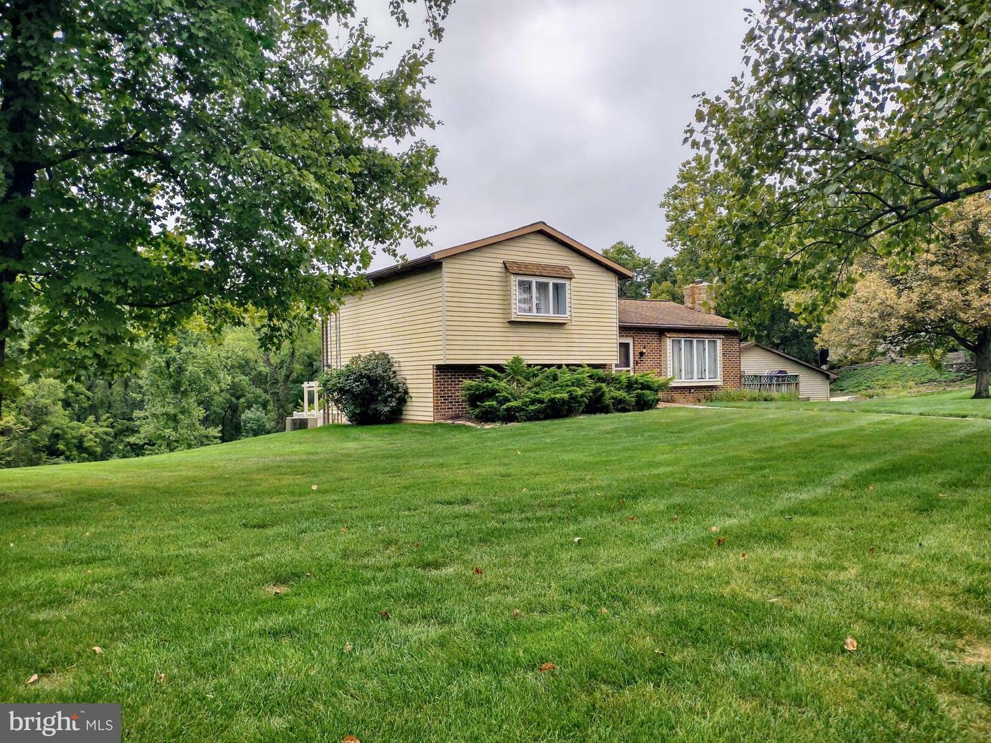 Property Photo:  1570 High Meadows Lane  PA 17055 