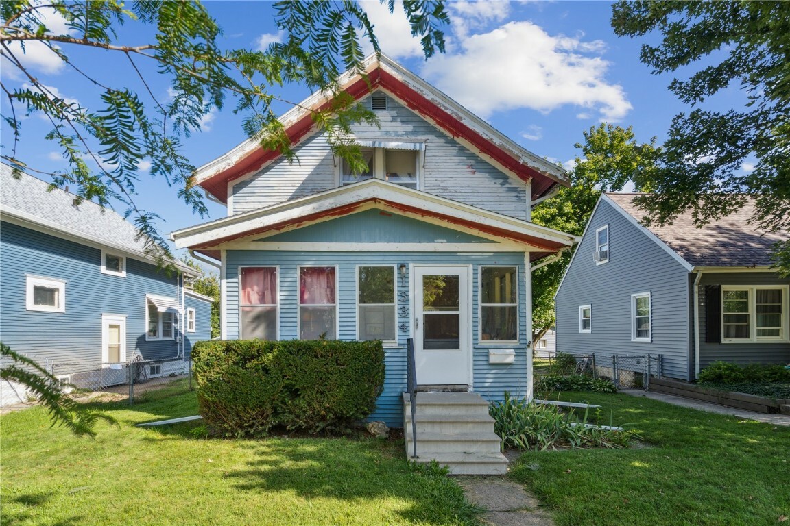 Property Photo:  1334 Hinkley Avenue NW  IA 52405 