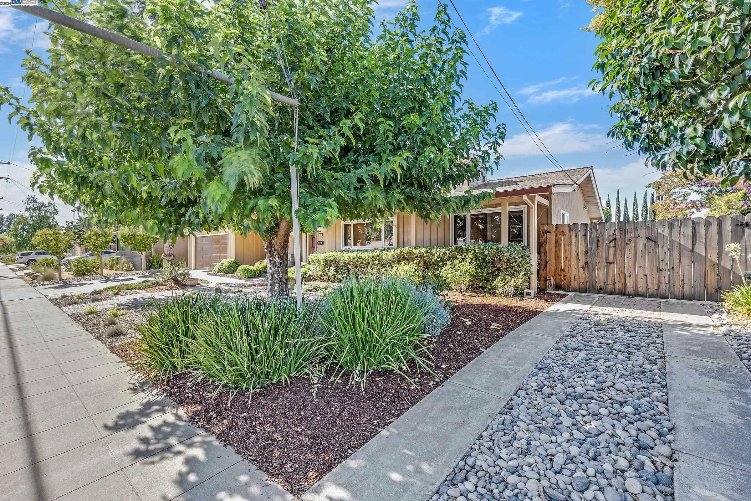 Property Photo:  2332 Chateau Way  CA 94550 