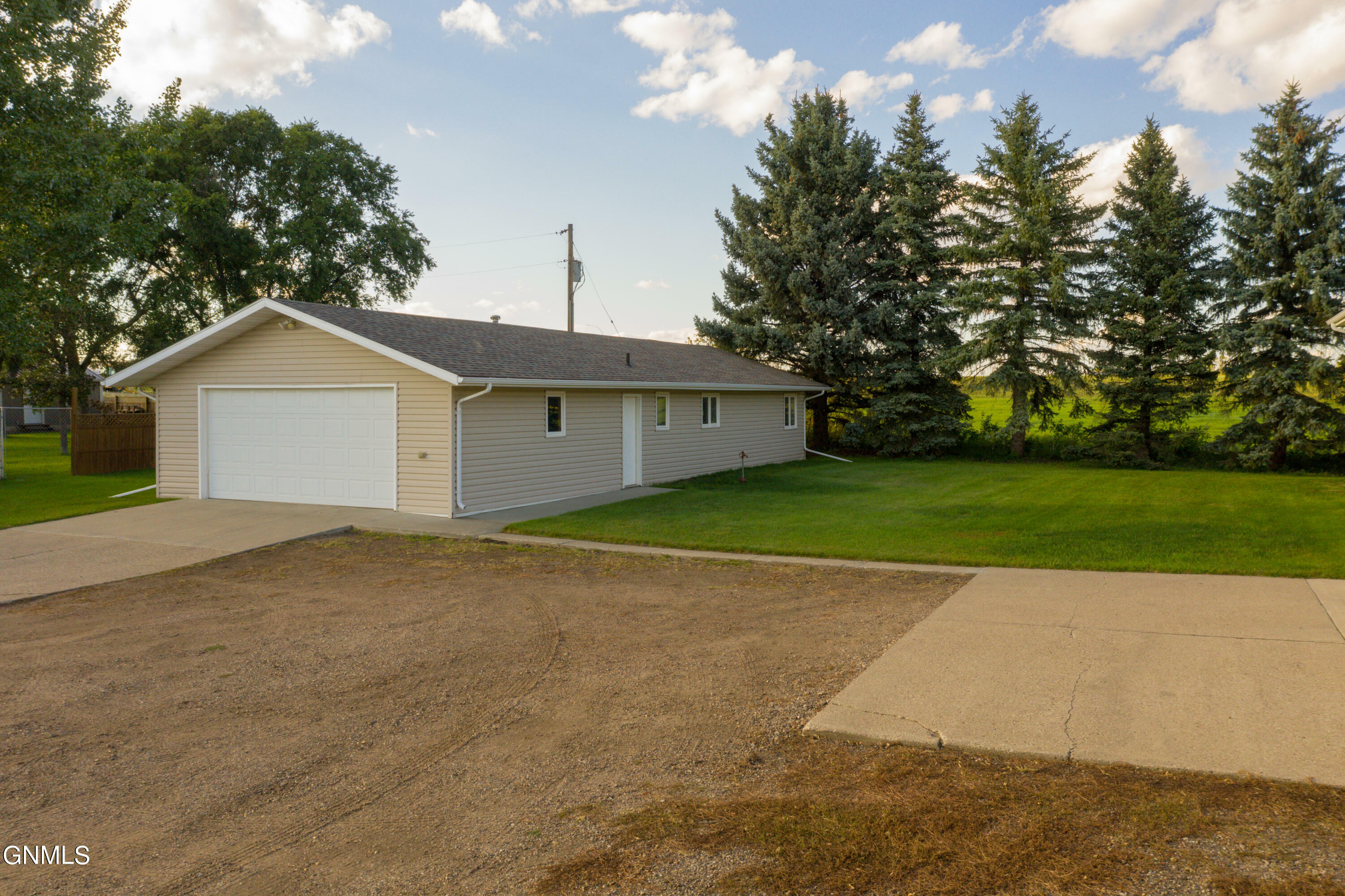 Property Photo:  1300 Crestfield Avenue  ND 58503 