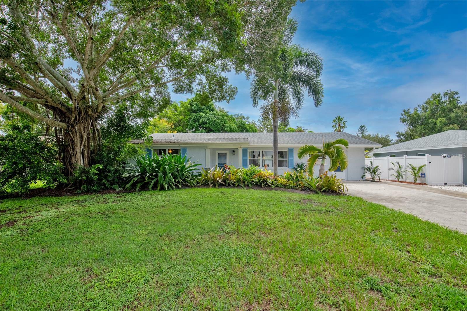 Property Photo:  2186 Sunnyside Place  FL 34239 