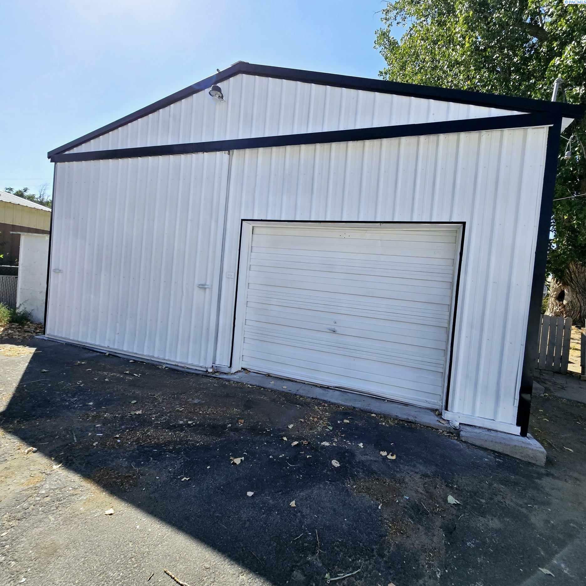 Property Photo:  1079 N 61st Ave  WA 99353 