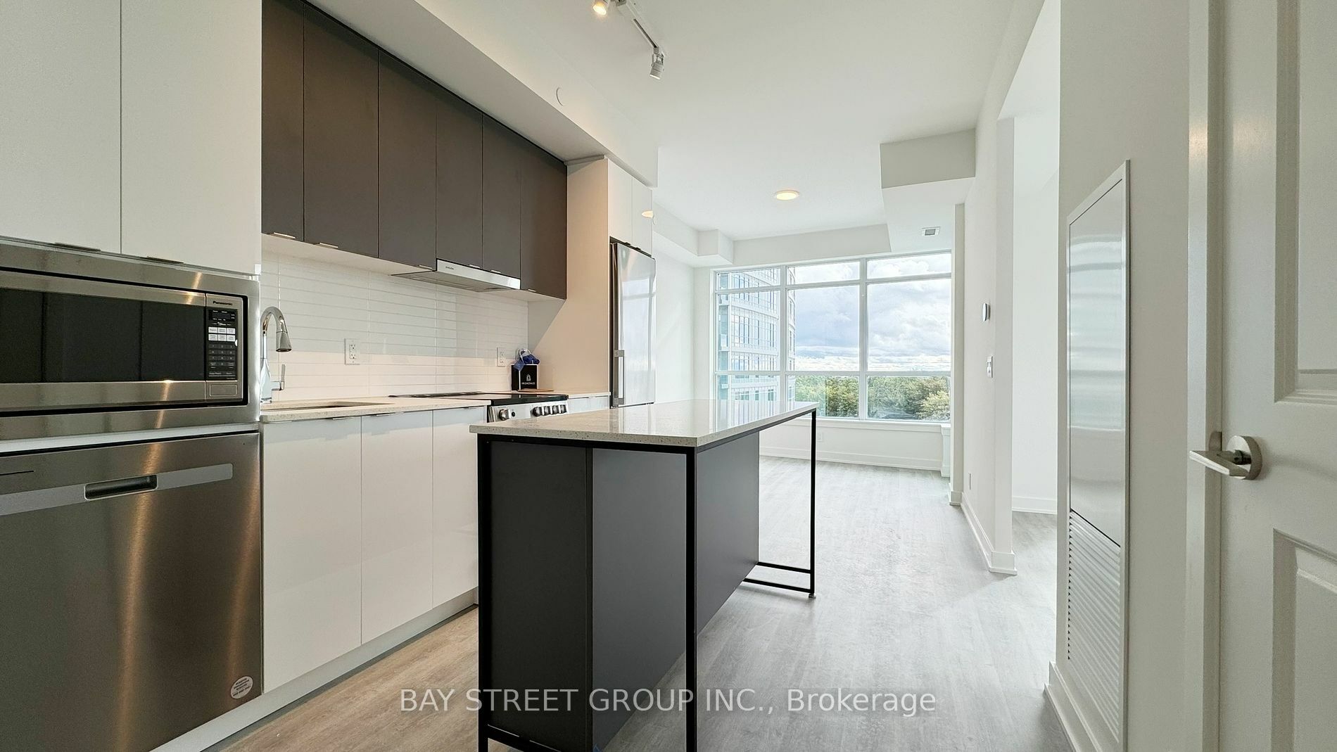 Property Photo:  50 Upper Mall Way B-626  ON L4J 0L8 