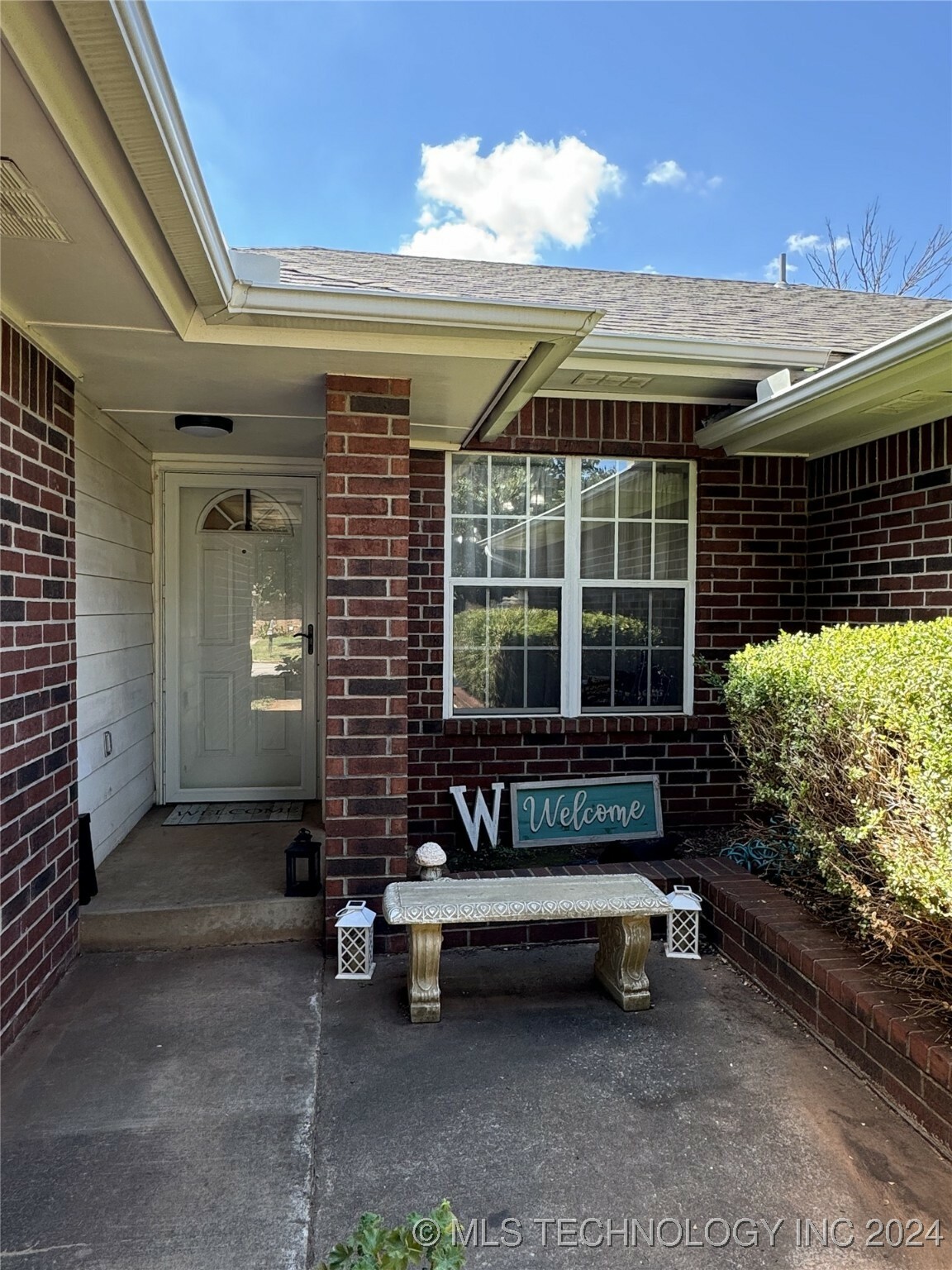 Property Photo:  1014 W Windsor Way  OK 73080 