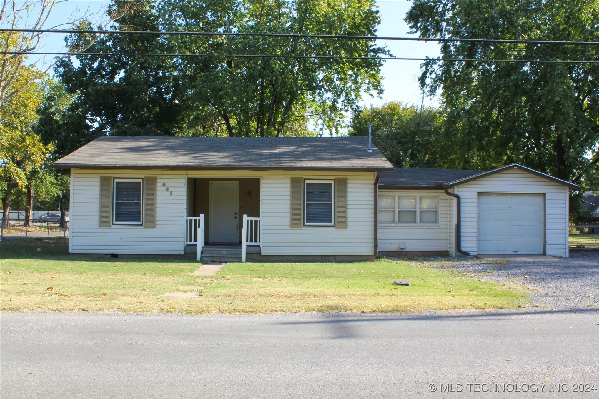 Property Photo:  401 W Hickory Avenue  OK 74434 