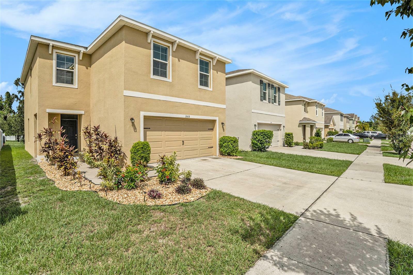 Property Photo:  3508 Diamond Leaf Court  FL 33594 