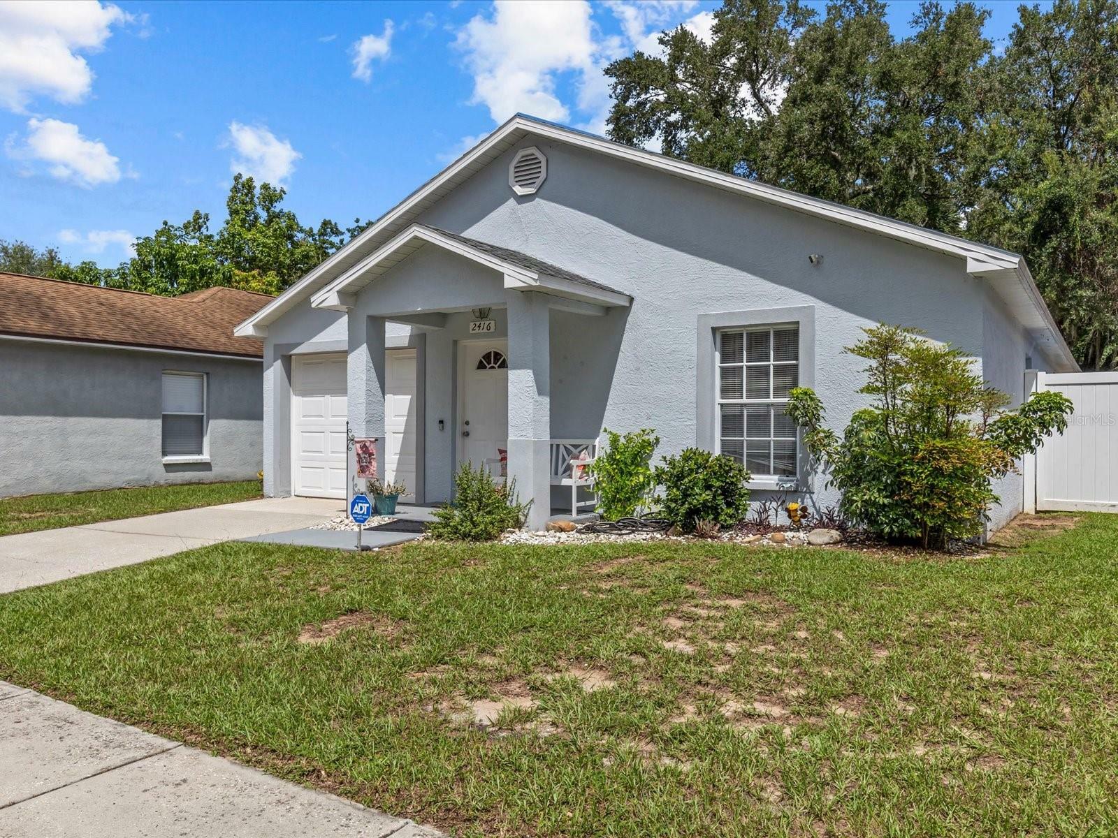 Property Photo:  2416 Camden Oaks Place  FL 33594 