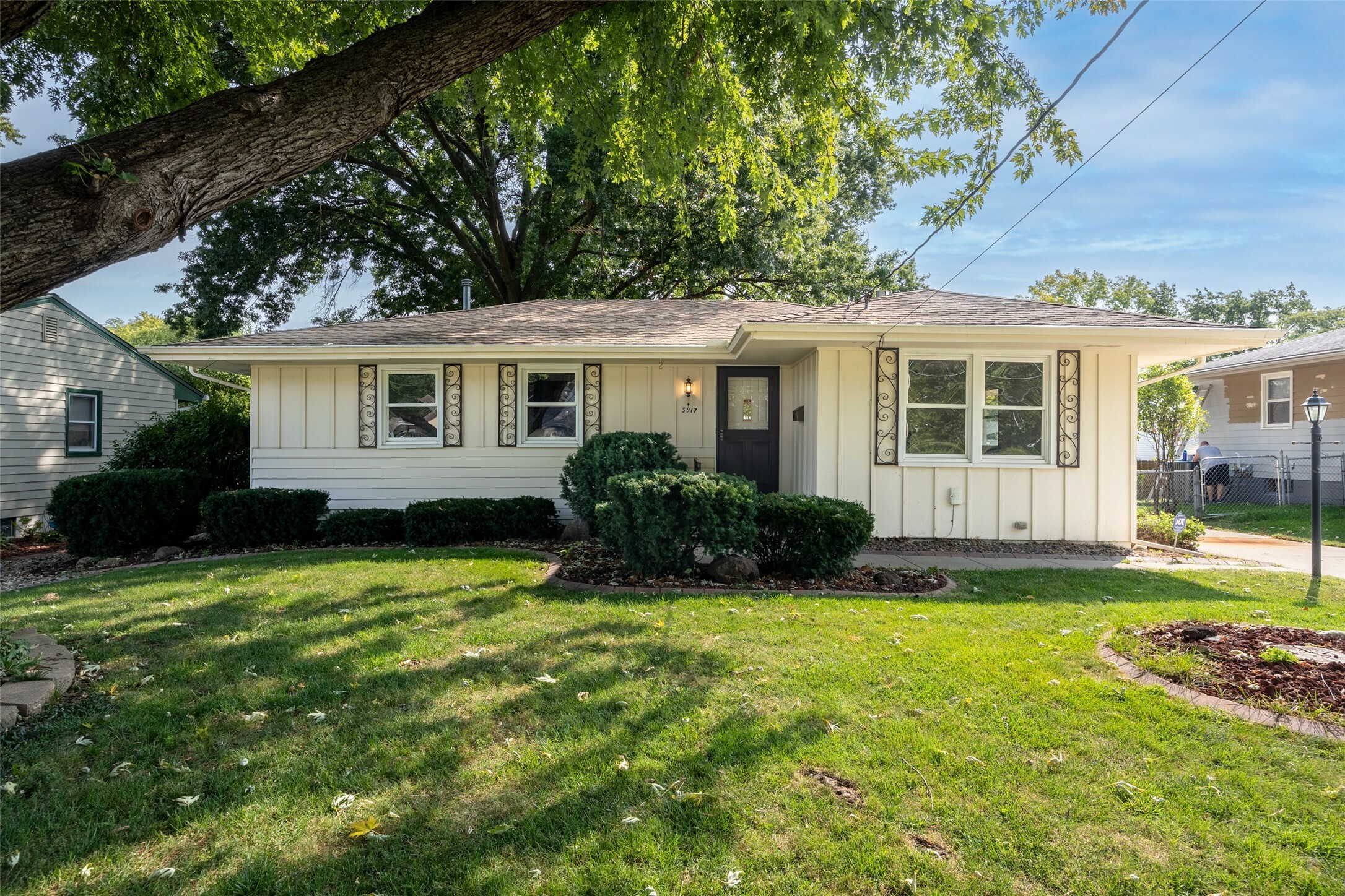 Property Photo:  3917 66th Street  IA 50322 