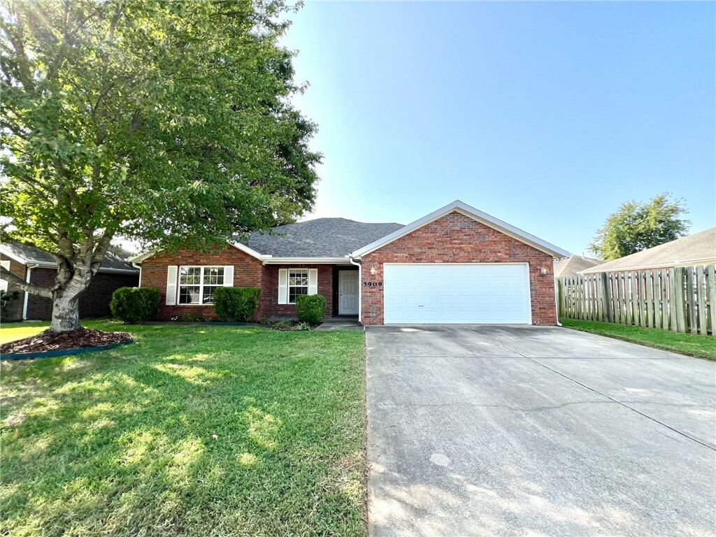 Property Photo:  3909 SW Surrey Avenue  AR 72712 