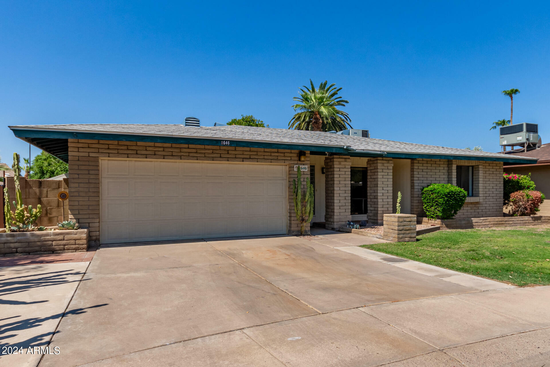 Property Photo:  1646 S Pecan Circle  AZ 85202 