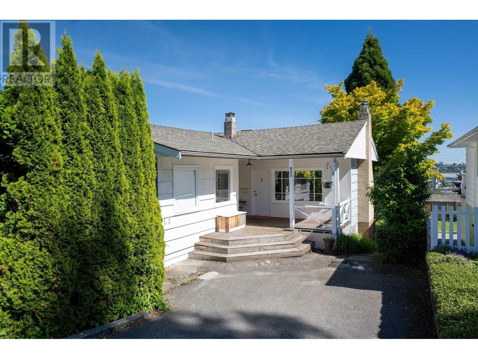 Photo de la propriété:  823 Calverhall Street  BC V7L 1X8 