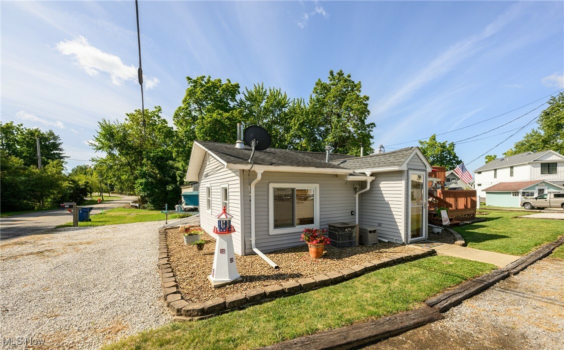 Property Photo: 1518 River Road NE OH 44429