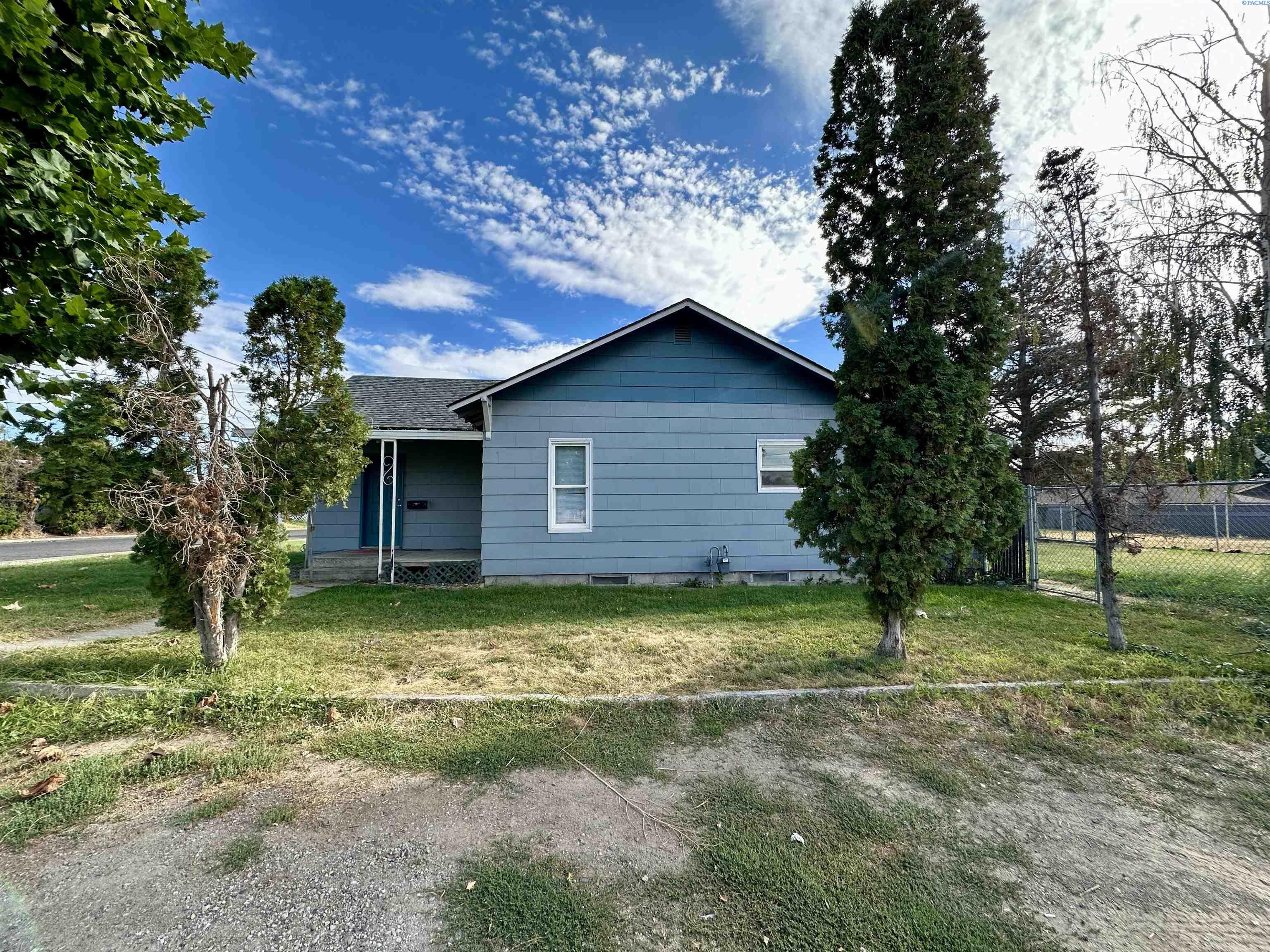 Property Photo:  1000 Hillcrest St  WA 98930 