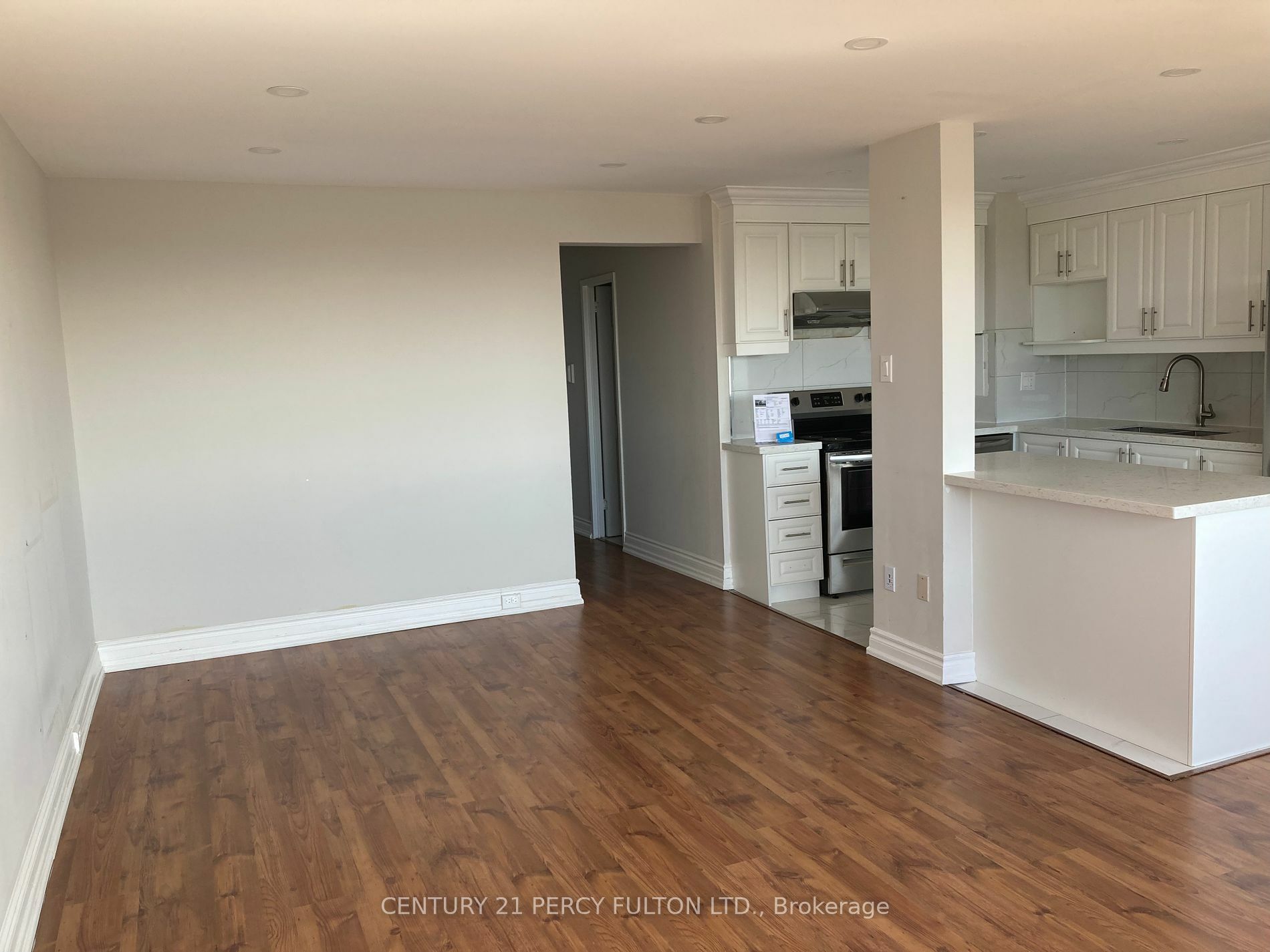 Property Photo:  10 Sunny Glen Way 1904  ON M3C 2Z3 