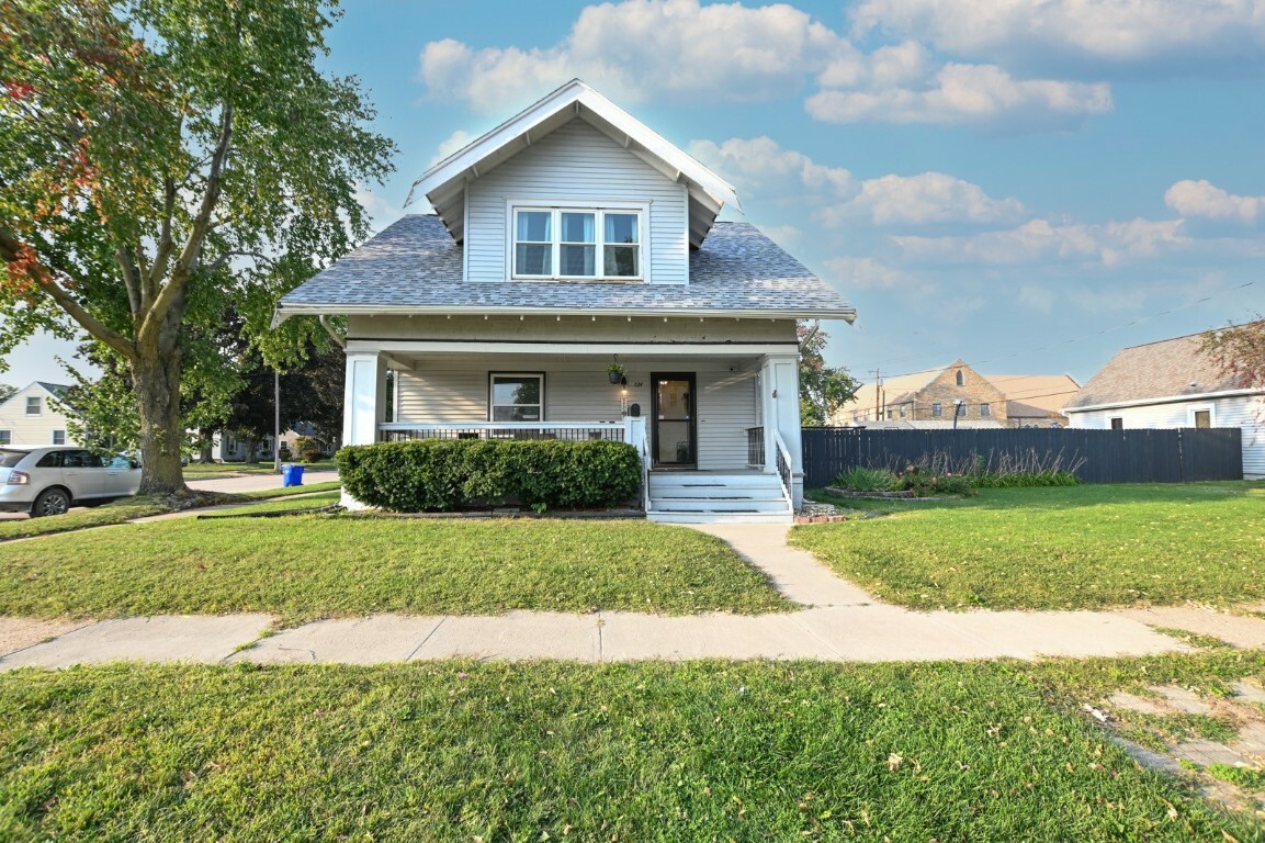 Property Photo:  724 M Avenue NW  IA 52405 