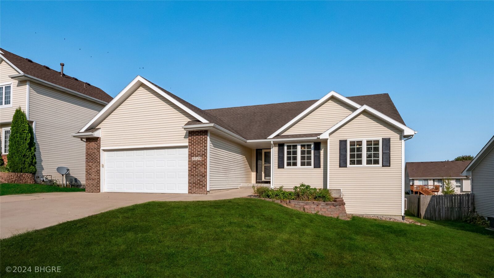 Property Photo: 5729 SE 30th Street IA 50320