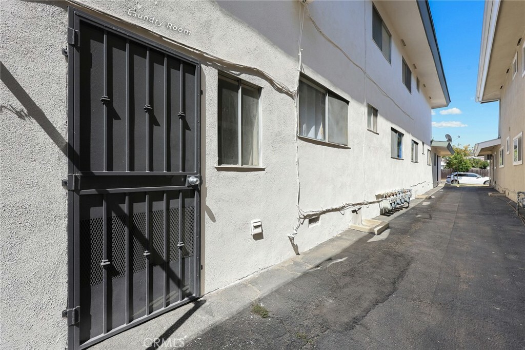 Property Photo:  1400 W Pine Street  CA 91801 