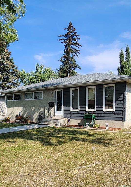 Property Photo:  17 Young Crescent  SK S7J 2L3 