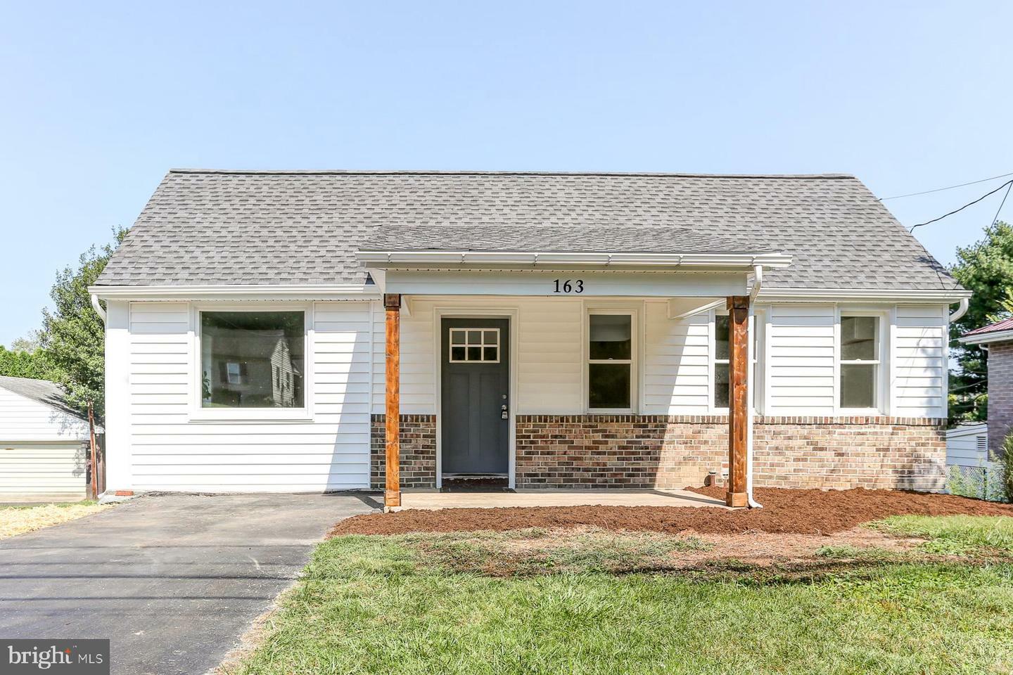 Property Photo:  163 E New Street  PA 17554 