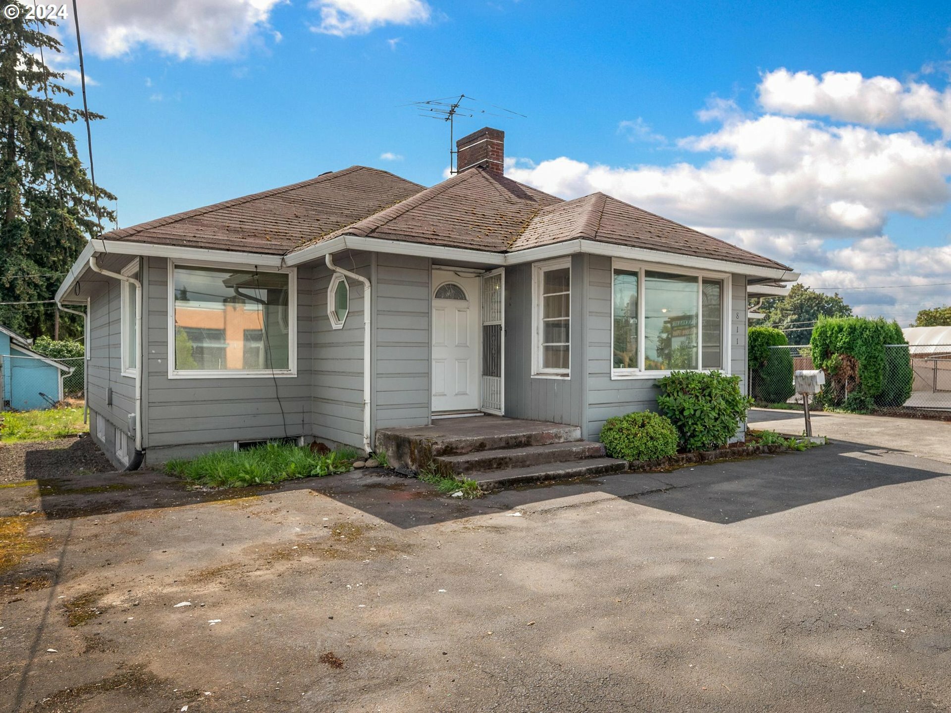 Property Photo:  811 W Fourth Plain Blvd  WA 98660 