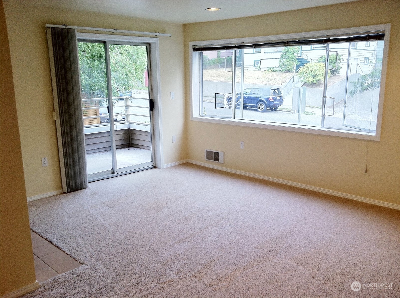 Property Photo:  214 W McGraw Street 204  WA 98119 