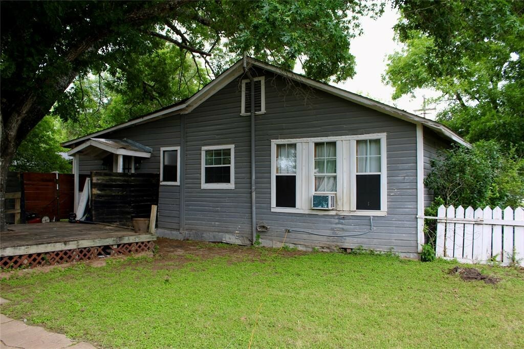 Property Photo:  637 Trinity Street  TX 78644 