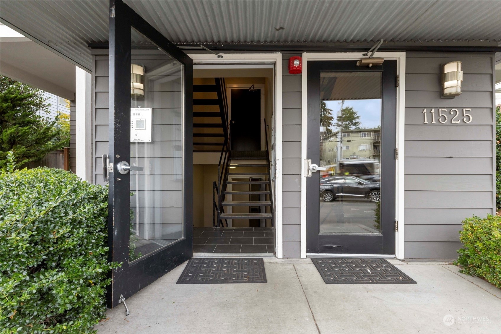 Property Photo:  11525 Greenwood Avenue N 202  WA 98133 