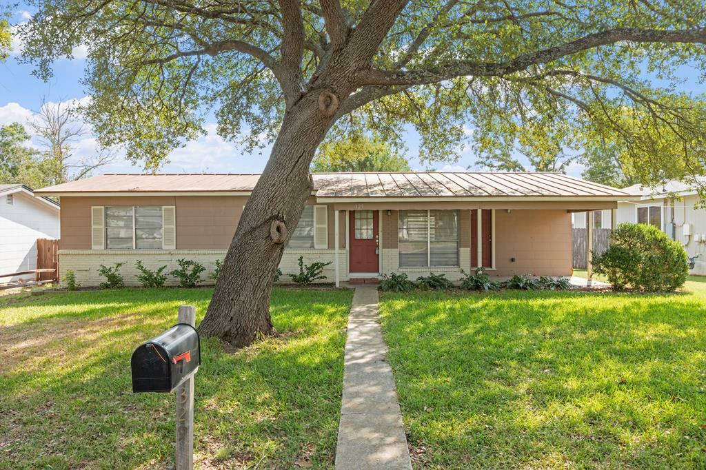 Property Photo:  329 Mulberry St  TX 78624 