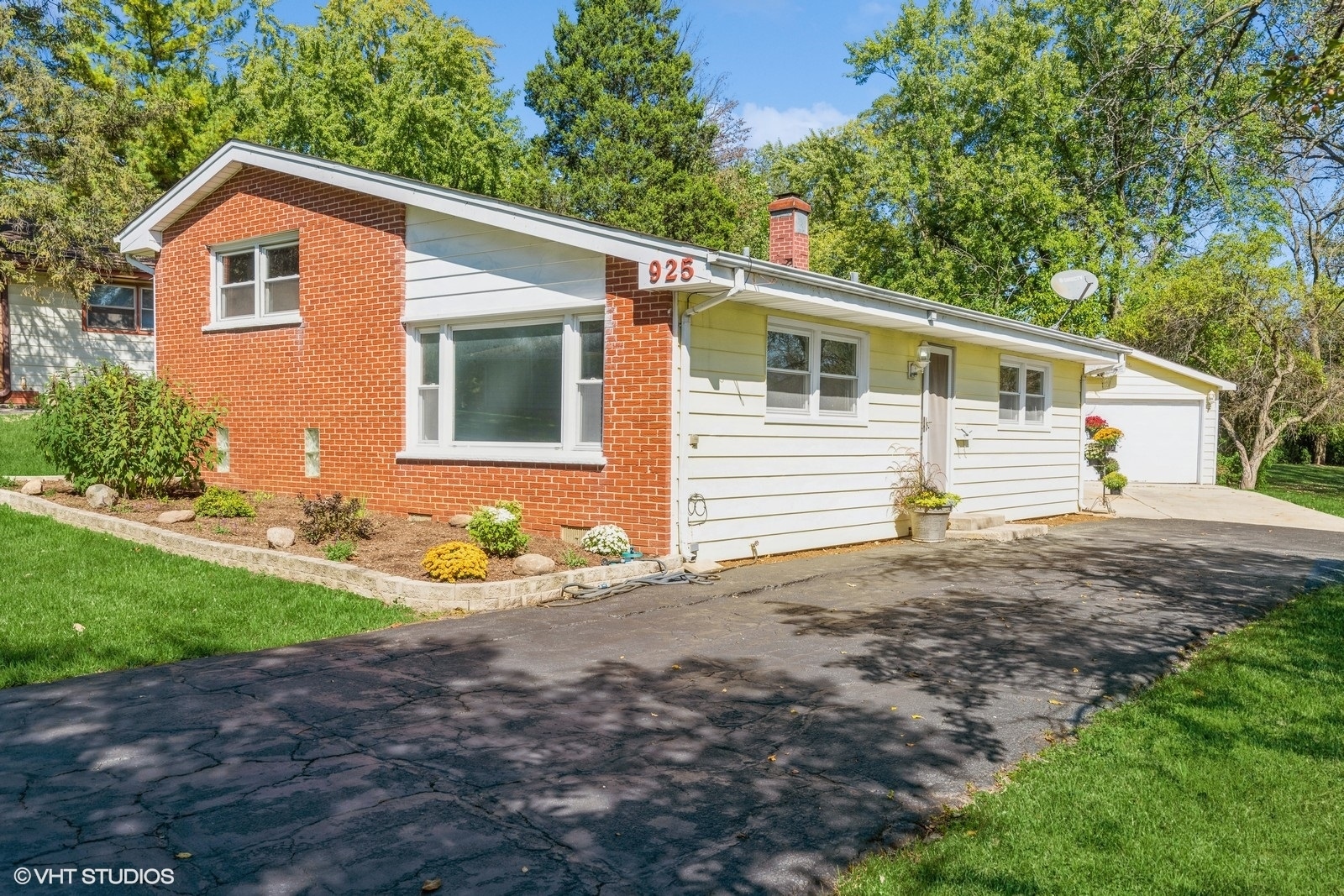 Property Photo: 925 Noel Drive IL 60060