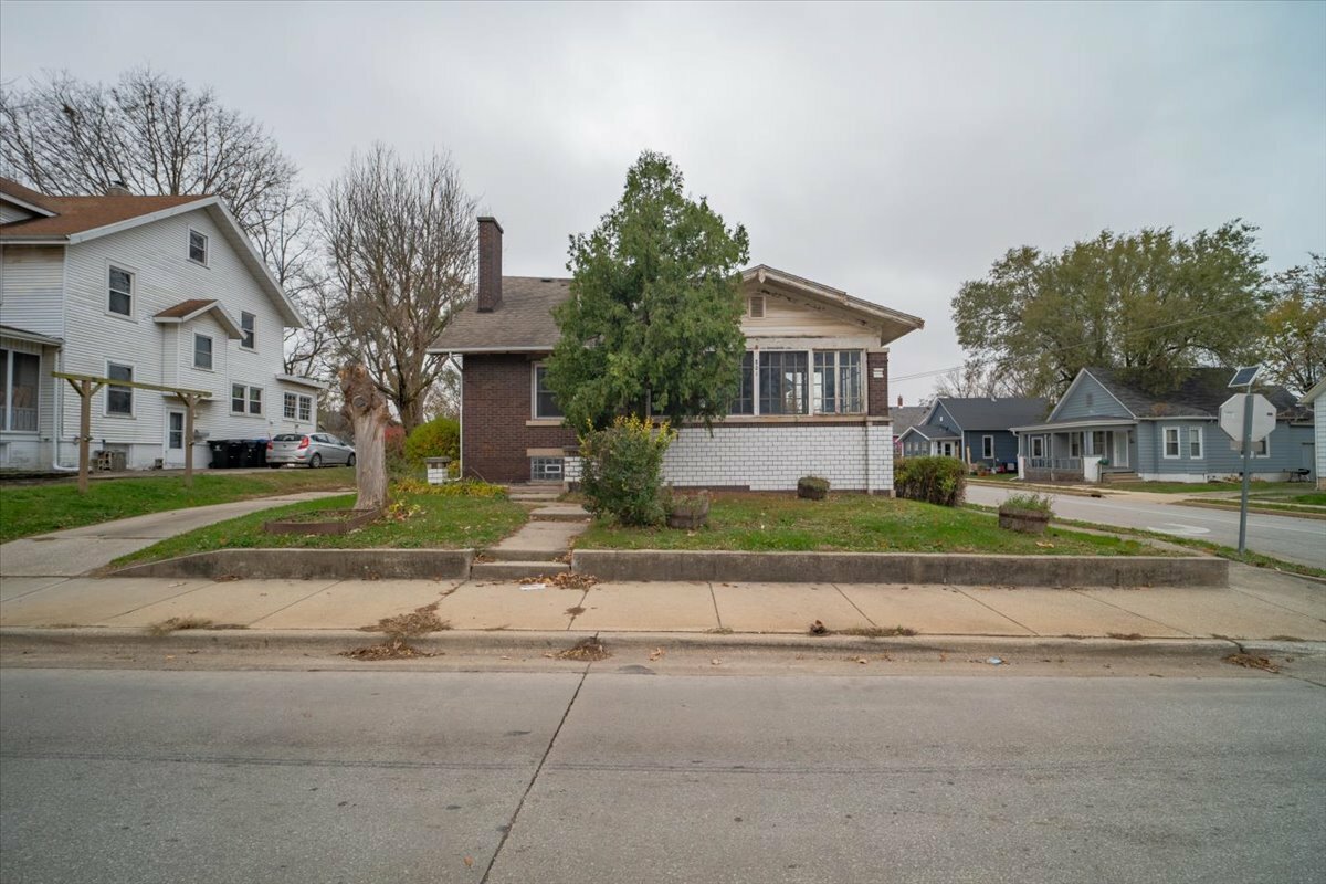 Property Photo:  801 S Morris Avenue  IL 61701 