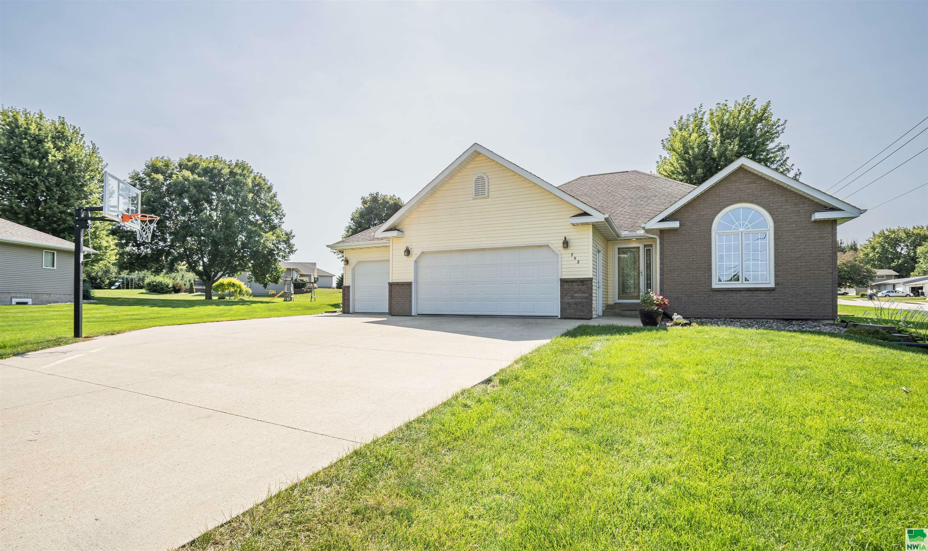 Property Photo:  752 Hillcrest Dr  IA 51031 