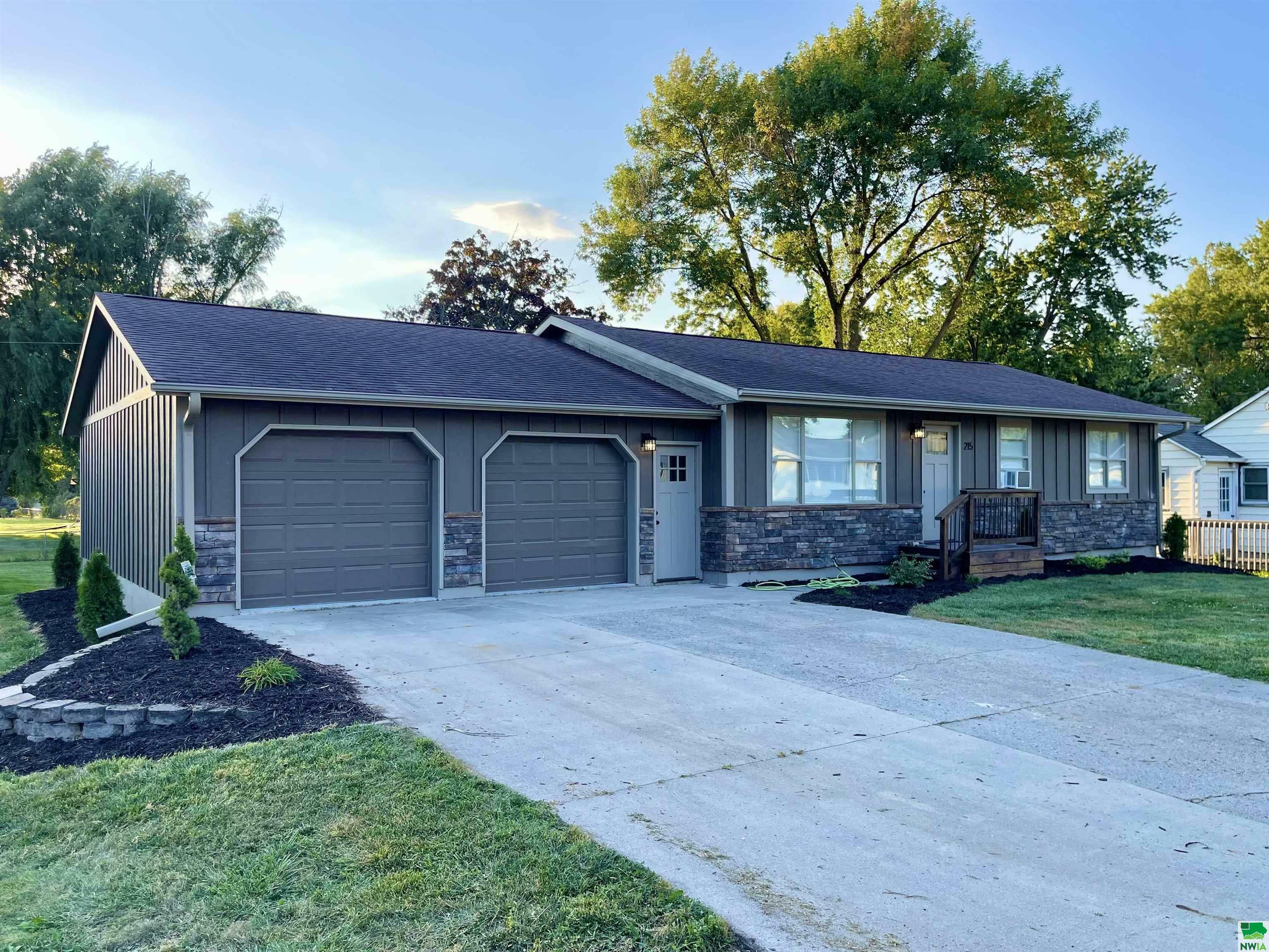 Property Photo:  215 N 6th Avenue  IA 51201 