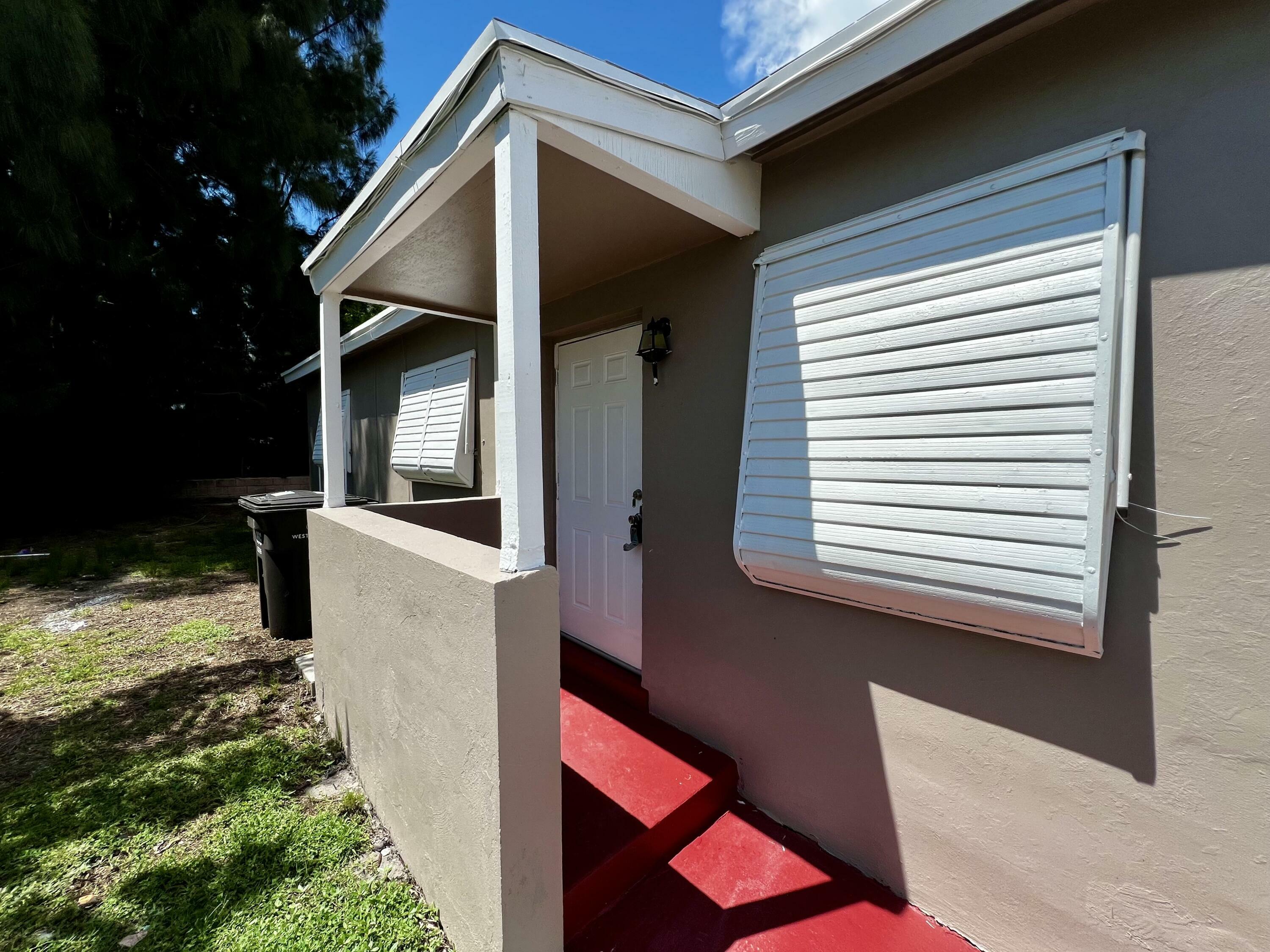 Property Photo:  5209 Pinewood Avenue  FL 33407 