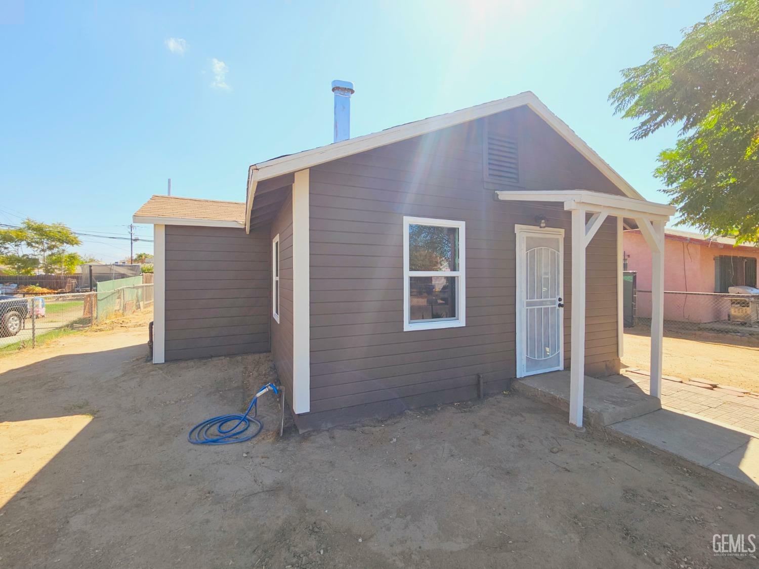 Property Photo:  215 Kincaid Street  CA 93307 